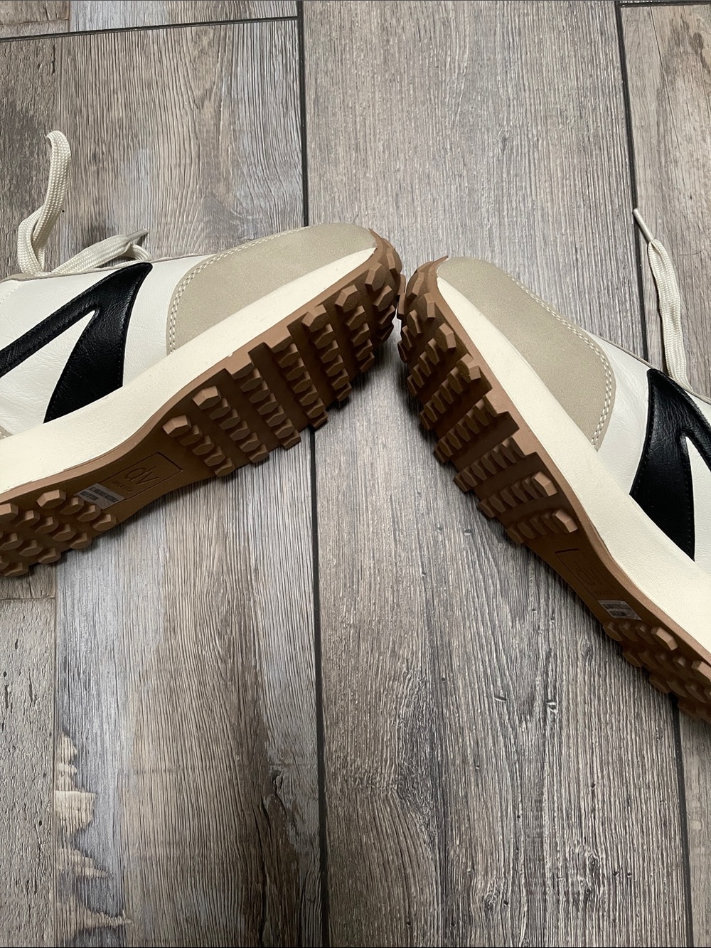 Women Dolce Vita New Cream and Black Retro Runner Sneakers Shoes Size 8